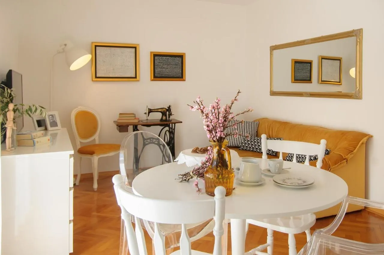 Julie City Centre Porec Apartment